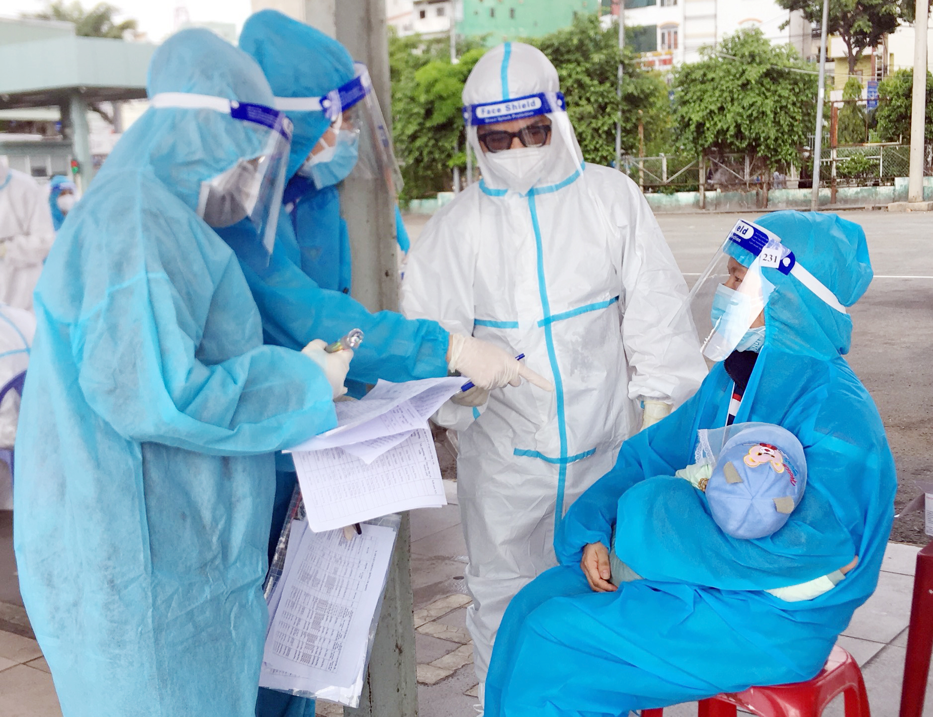 Đội ngũ ban tổ chức phối hợp với các xe kiểm tra danh sách, sắp xếp hành lý cho người dân.