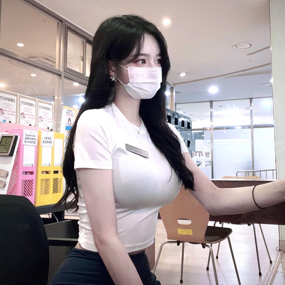 Nam giới Hàn Quốc thấy ngại trước những cô nàng có vòng 1 "khủng" ham diện áo bó - 1