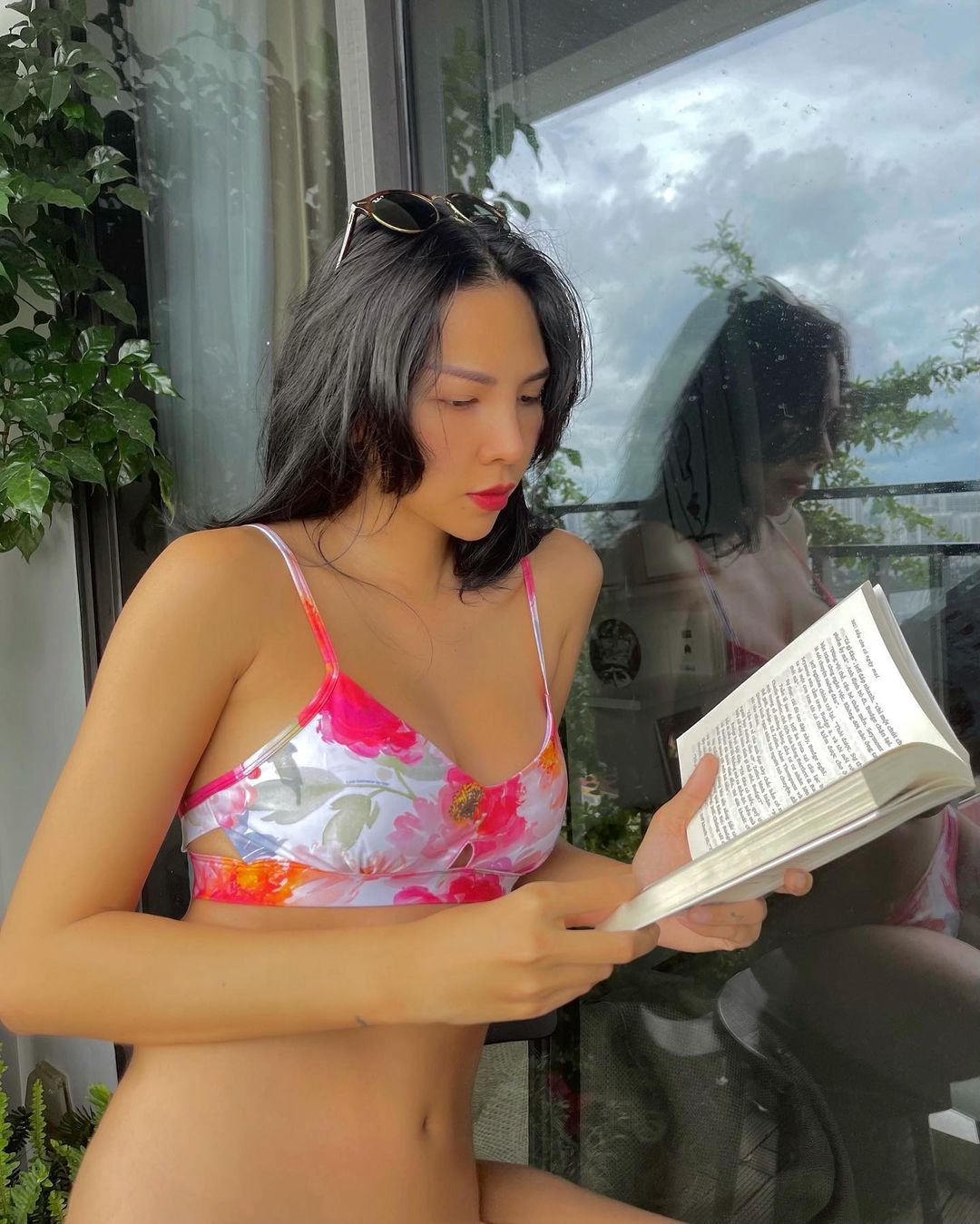 Siêu mẫu Minh Triệu chụp concept mặc bikini đọc sách trong vườn nhà - 3