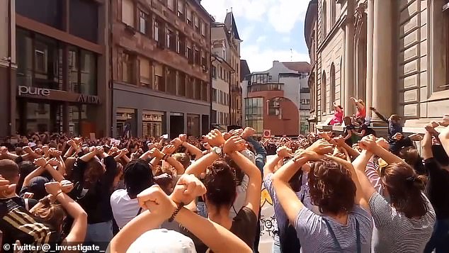 Người Thụy Sĩ biểu tình phản đối bên ngoài tòa án.