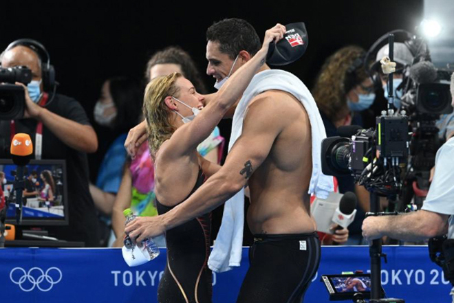 Manaudou hôn đắm đuối người đẹp thể thao Đan Mạch&nbsp;Blume tại Olympic