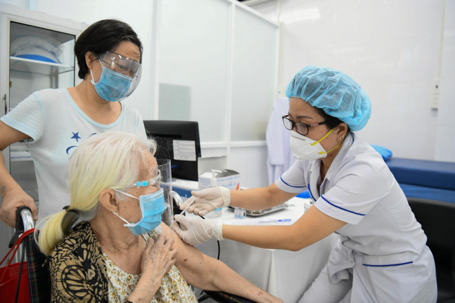 Tiêm vắc-xin Moderna cho người lớn tuổi tại Viện Y dược học dân tộc TP HCM (quận Phú Nhuận, TP HCM); Ảnh: Hoàng Triều