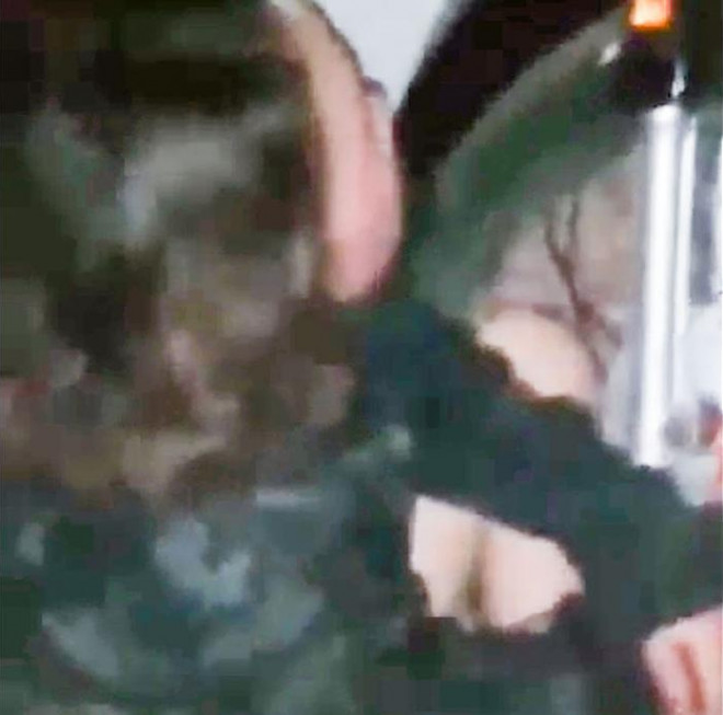 Hình ảnh chị L. bị làm nhục lan truyền trên mạng xã hội.