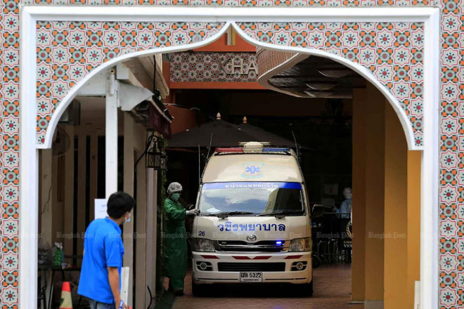 Xe cứu thương chở bệnh nhân Covid-19 đi điều trị ở Bangkok ngày 10-8. Ảnh: The Bangkok Post