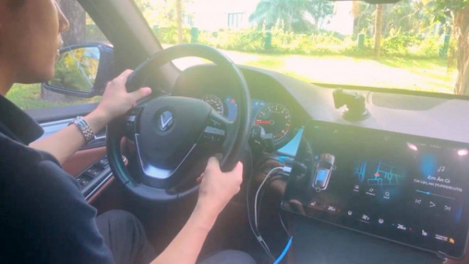 Cảnh người lái chiếc VinFast Lux SA2.0 ra lệnh cho trợ lý ảo trên xe