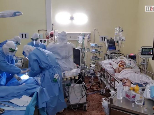 Video - Video: Bác sĩ chia đôi một máy ECMO cứu 2 bệnh nhân COVID-19 nặng