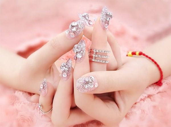 Tổng hợp những mẫu nail tay chân đính đá đẹp cho ngày cưới và đi tiệc