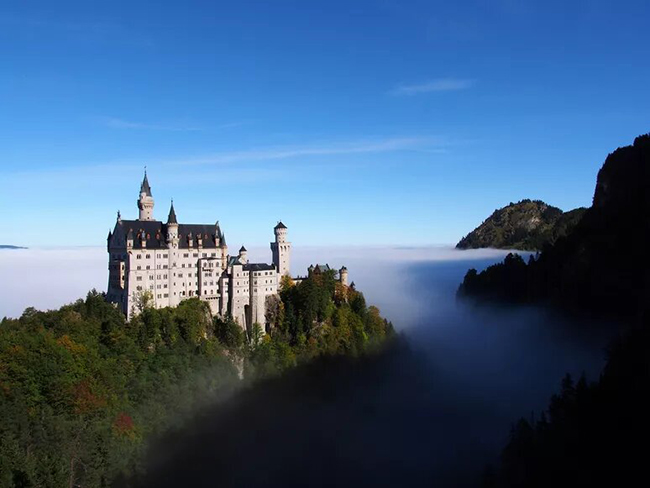 Lâu đài Neuschwanstein, Đức: Lâu đài cổ tích tráng lệ này nằm trên đỉnh một ngọn đồi ở Bavarian Alps và nó là nguồn cảm hứng cho lâu đài Công chúa ngủ trong rừng của Disneyland. 
