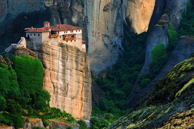 Meteora, Hy Lạp: Được xây dựng trên những tháp nhọn bằng đá sa thạch ở độ cao gần 400m&nbsp;từ thung lũng Peneas ở Hy Lạp, không có gì ngạc nhiên khi công trình&nbsp;này và môi trường xung quanh chúng được&nbsp;ghi tên vào danh sách Di sản Thế giới của UNESCO.&nbsp;