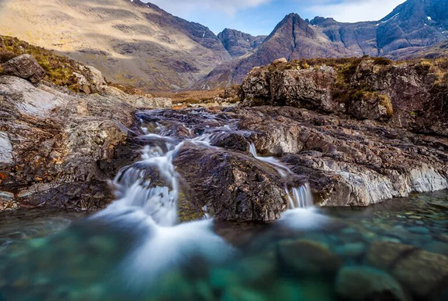 Hồ bơi cổ tích, Scotland: Dưới chân những ngọn núi giữa rừng Glen Brittle và bãi biển Glen Brittle là hồ nước thần tiên thu hút du khách từ khắp nơi trên thế giới. Khi sông Brittle đổ ra biển, nó tạo ra những thác nước, dòng suối nhỏ và những vũng nước trong xanh như pha lê ...
