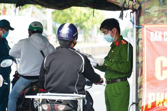 Lực lượng làm nhiệm vụ tại chốt kiểm soát dịch trên đường Kinh Dương Vương (quận 6, TP HCM) kiên quyết xử lý những trường hợp vi phạm quy định giãn cách xã hội. Ảnh: TRẦN THẮNG