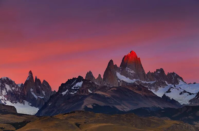 Los Glaciares: Nằm ở phía tây nam Argentina dọc theo biên giới Chile, công viên quốc gia Los Glaciares có những ngọn núi hiểm trở, hồ lớn và phủ kín băng tuyết. Cánh đồng băng Patagonia chiếm gần một nửa công viên và là lớp phủ băng lớn nhất bên ngoài Nam Cực. 
