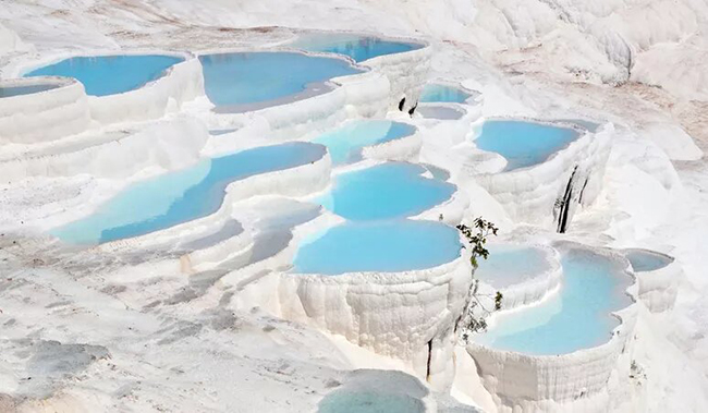 Pamukkale: 17 suối nước nóng lấp đầy các bậc thang của Pamukkale ở tây nam Thổ Nhĩ Kỳ mang tới trải nghiệm&nbsp;ngâm khoáng&nbsp;trong hàng nghìn năm. Ngoài những lợi ích về sức khỏe, khu vực này còn là một kỳ quan địa chất đẹp tuyệt vời.