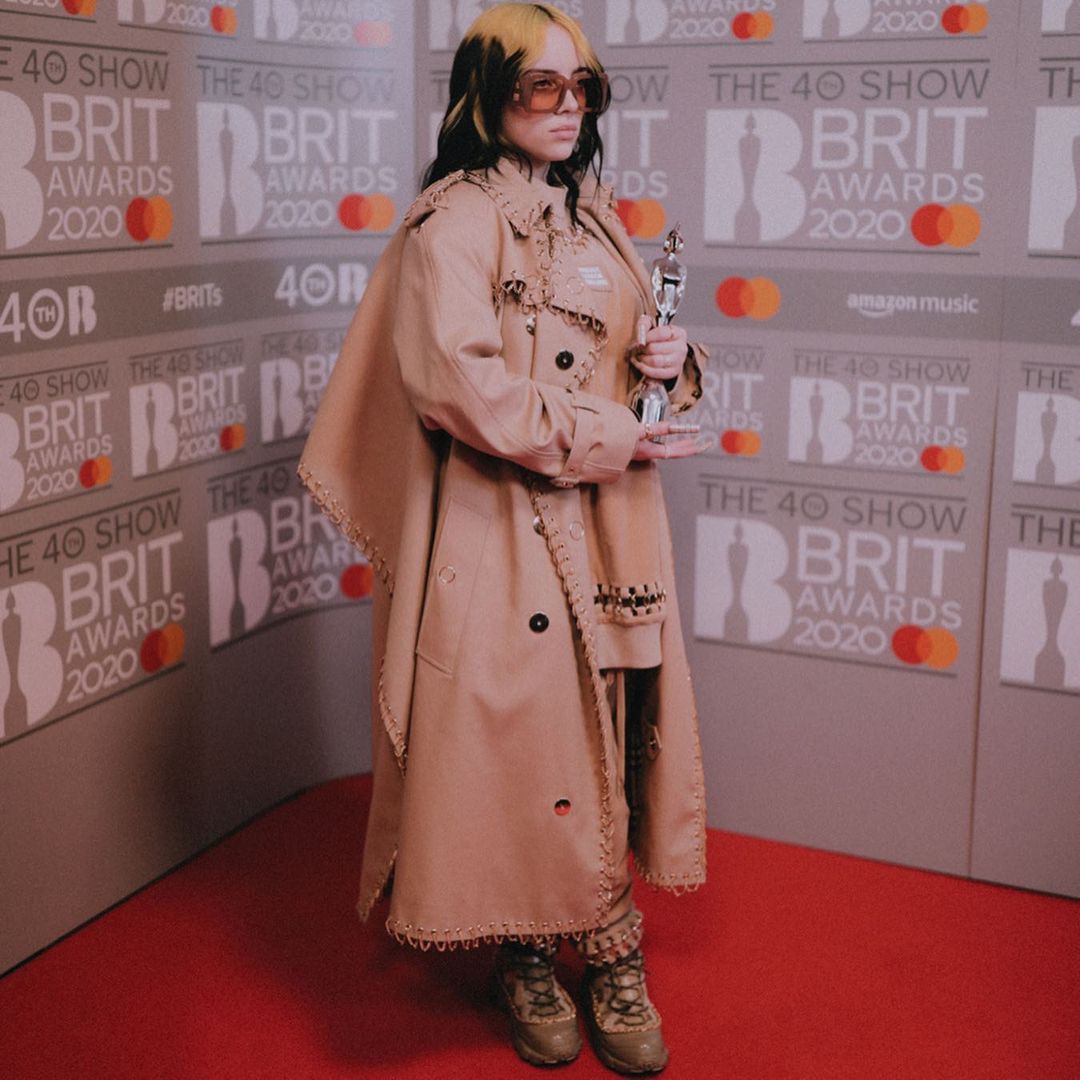 Billie Eilish phối phong cách du mục cùng giày thể thao đồng màu.