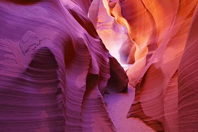 Hẻm núi Antelope: Nằm ngay bên ngoài Page, Arizona, cảnh quan đẹp như mơ của Antelope Canyon là một trong những nơi kỳ lạ và đẹp nhất nước Mỹ. 
