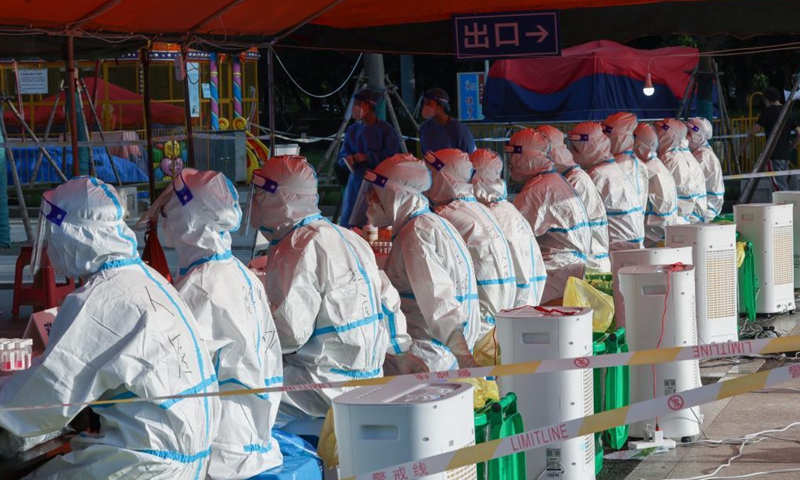 Các nhân viên y tế lấy mẫu xét nghiệm Covid-19 ở Dương Châu, tỉnh Giang Tô, Trung Quốc, ngày 6.8.2021.