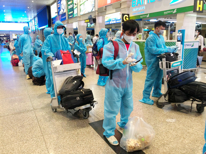 Trước đó từ giữa đến cuối tháng 7, tỉnh Bình Định đã tổ chức 4 chuyến bay đưa gần 1.000 người dân ở TP.HCM về quê.
