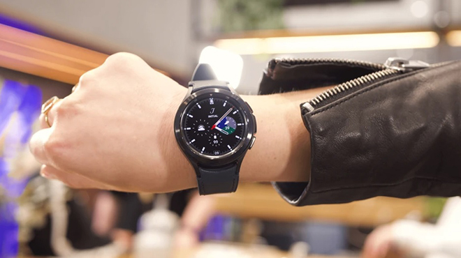 Đồng hồ Galaxy Watch 4 Classic là một lựa chọn hoàn hảo cho những người yêu thích thiết kế cổ điển và truyền thống. Với nhiều tính năng thông minh và độ bền cao, bạn sẽ không bao giờ phải tự hỏi nữa về chất lượng của sản phẩm. Click để tìm hiểu thêm về chiếc đồng hồ thông minh này.