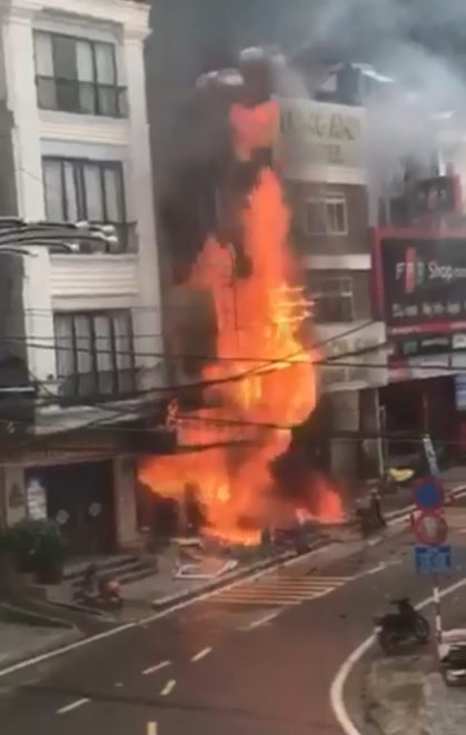 Ngọn lửa bùng cháy dữ dội tại cửa hàng gas ở Sa Pa (Ảnh chụp màn hình)