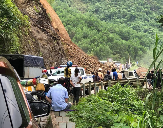Giao thông trên quốc lộ 4C, đoạn qua huyện Vị Xuyên, Hà Giang bị ùn tắc cục bộ.