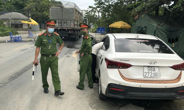 Lực lượng chức năng dừng xe để kiểm tra giấy tờ của nam thanh niên