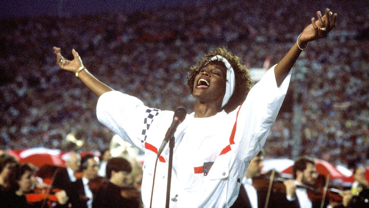 Những khoảnh khắc thời trang nhất của cố diva Whitney Houston - 1