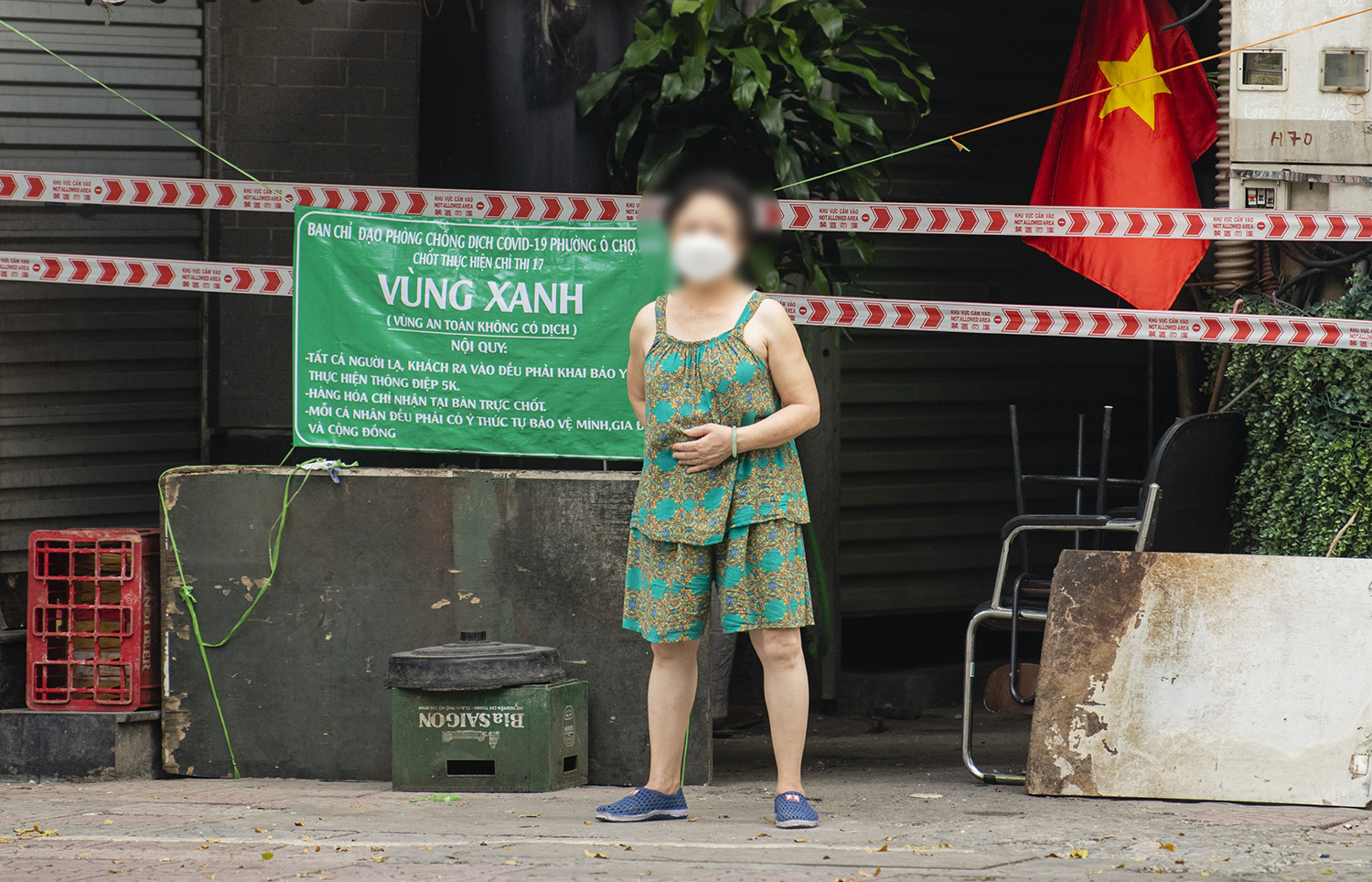 Tuy có biển "vùng xanh", nhưng người phụ nữ này vẫn&nbsp;thoải mái tập thể dục ngay trước ngõ nằm trên đường Kim Liên&nbsp;mới kéo dài.