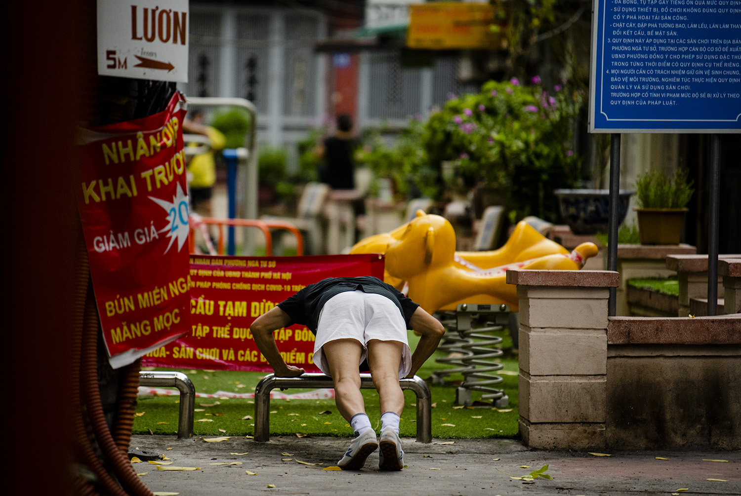 Tuy đã có biển yêu cầu tạm dừng mọi hoạt động tập thể dục, thể thao để phòng chống dịch, nhưng nhiều người dân vẫn vô tư tụ tập để tập thể dục sáng sớm tại phố Thái Thịnh.
