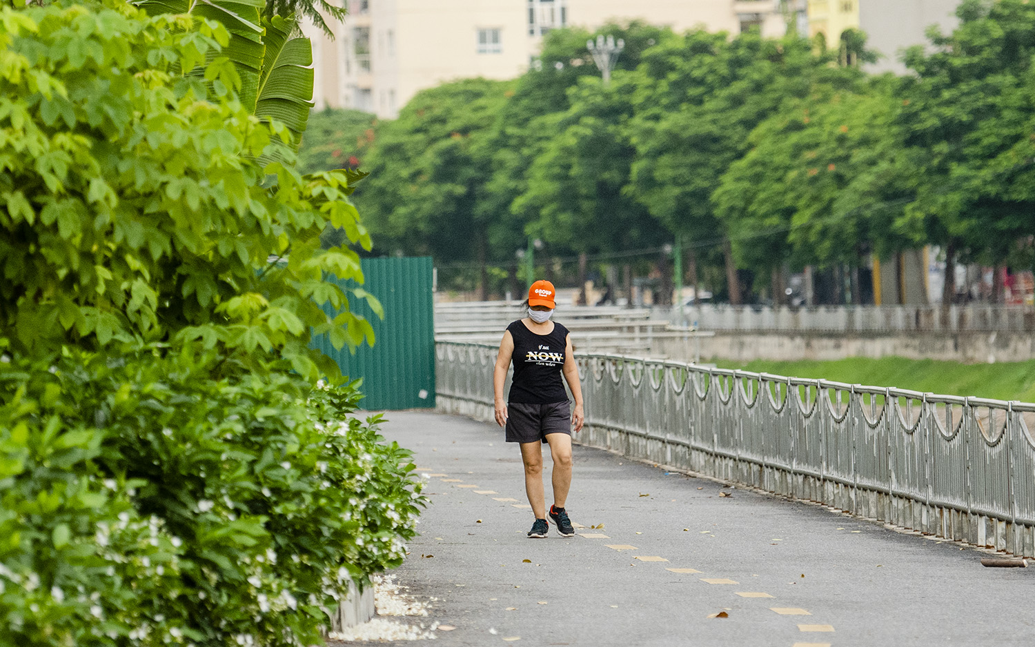 Tuyến đường đi bộ dọc sông Tô Lịch (chạy song song với đường Láng, quận Đống Đa) vẫn còn một số người ra đây đi bộ sáng sớm.