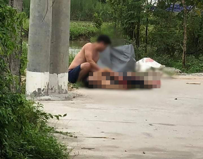 Nạn nhân bị đâm gục tại hiện trường.