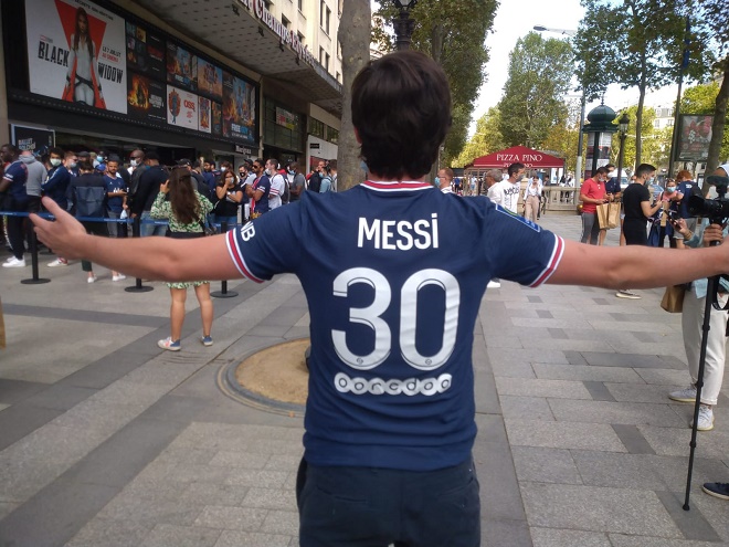 CĐV đầu tiên may mắn có được chiếc áo đấu của Messi