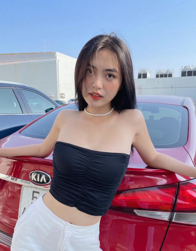 Sở hữu thân hình cân đối giúp cô tự tin lăng xê nhiều xu hướng thời trang quyến rũ tới trẻ trung.
