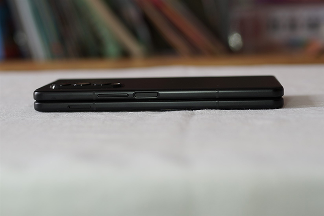 Đây cũng là lần đầu tiên trên một chiếc smartphone màn hình gập, Galaxy Z Fold3 được trang bị khả năng kháng nước IPX8.

