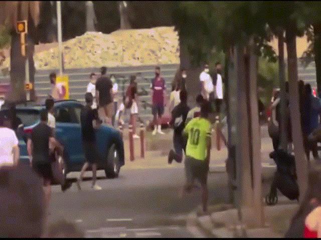 Thế giới - Video: Khoảnh khắc cổ động viên Barcelona gào thét, chạy theo xe của Messi