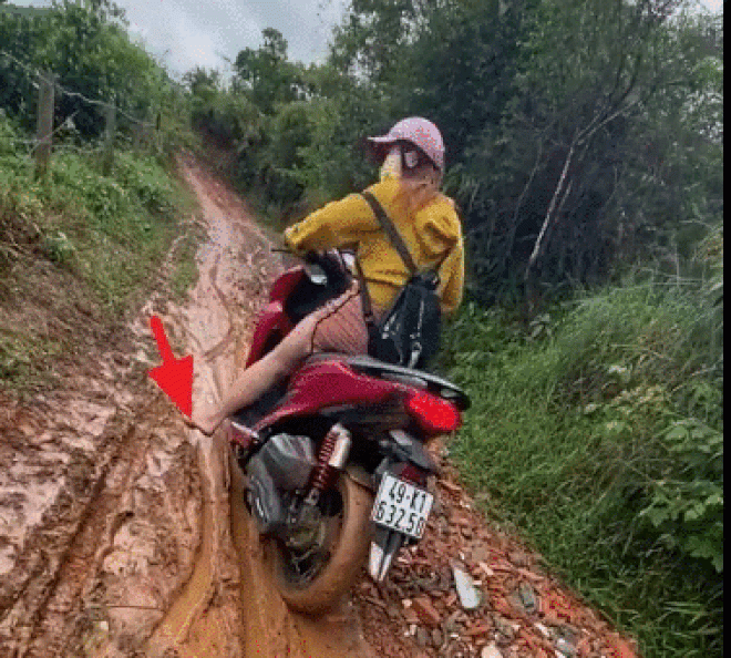 Video: Phì cười cô gái chống chân chới với, lái xe vật vã trên đường sình lầy - 1
