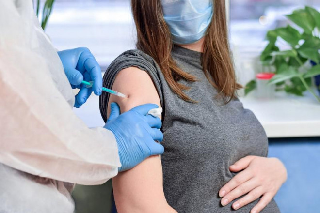 CDC Mỹ khuyến cáo phụ nữ mang thai nên tiêm vaccine ngừa COVID-19. Ảnh: PEOPLE/GETTY IMAGES