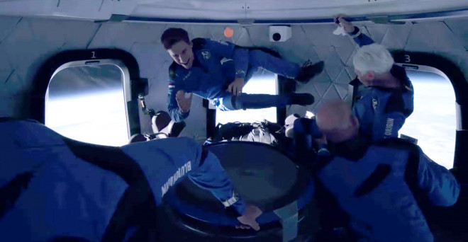 Các thành viên phi hành đoàn và tỉ phú Jeff Bezos trong trạng thái không trọng lực trên tàu vũ trụ New Shepard trong chuyến bay hôm 20-7. Ảnh: REUTERS