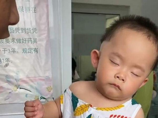 Bạn trẻ - Cuộc sống - Con gái giả vờ ngủ để không phải tiêm, ông bố nhanh trí lật tẩy chiêu trò của cô bé