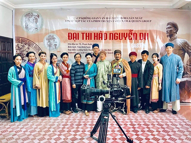 Doanh nhân Hồ Như Quỳnh - Chủ tịch HDQT Queen Group cùng với Công ty Cổ phần Không gian Văn hóa Việt Media là ekip sản xuất phim.