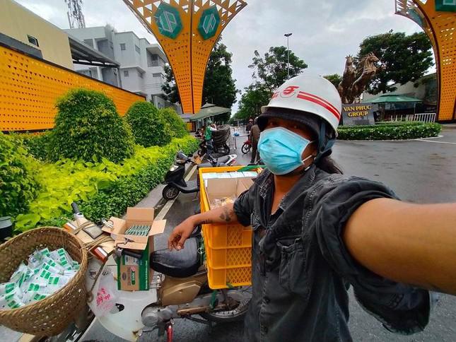Anh Phạm Tùng Lâm chạy xe cà tàng, chở đầy quà để hỗ trợ người dân nghèo ở TP.HCM trong mùa dịch. (Ảnh: FBNV)