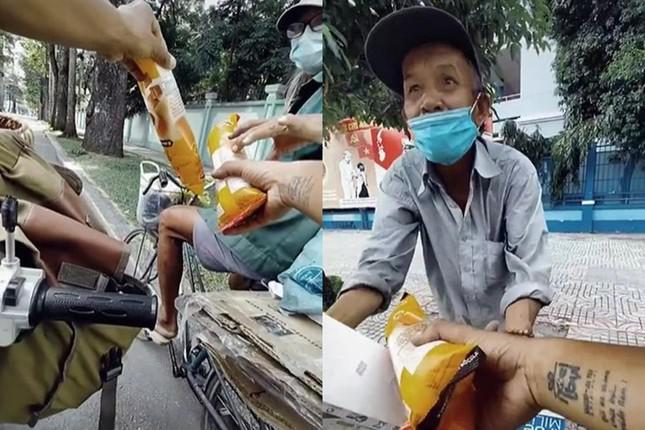 Dân mạng "thả tim" loạt clip TikToker đi xe cà tàng, "ép" người khó khăn lấy nhu yếu phẩm - 4