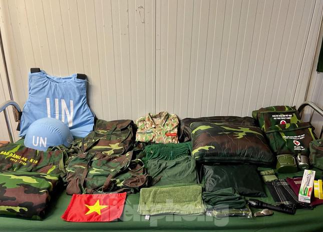 Bộ sơ cứu ban đầu, bộ sinh tồn và các trang bị đảm bảo an toàn như vũ khí cá nhân, mũ chống đạn, áo chống đạn, áo khoác chiến đấu... là những thứ không thể thiếu của mỗi chiến sĩ thuộc lực lượng gìn giữ hòa bình