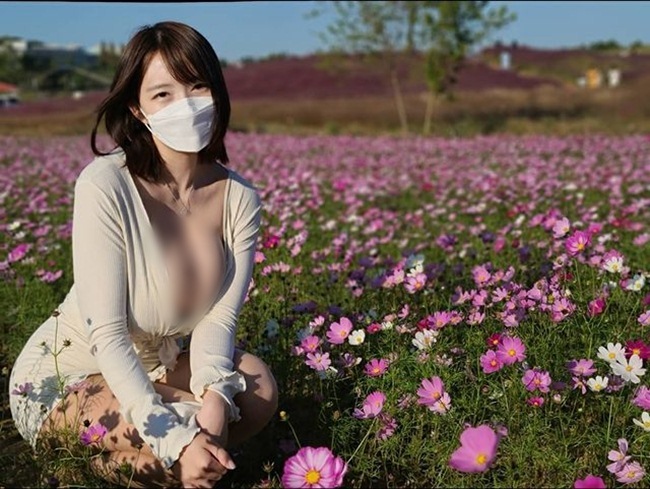 Cô nàng&nbsp;thường xuyên đăng tải những hình ảnh xinh đẹp, nóng bỏng, khoe vòng một siêu khủng và vòng eo con kiến của mình trên trang cá nhân.&nbsp;
