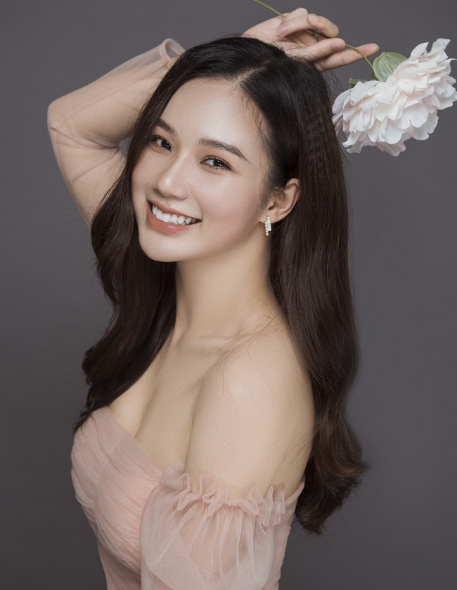Mới đây, cô được gọi với tên "nữ hoàng nội y" khi trở thành mẫu ảnh chụp lookbook cho thương hiệu nội y của Ngọc Trinh.
