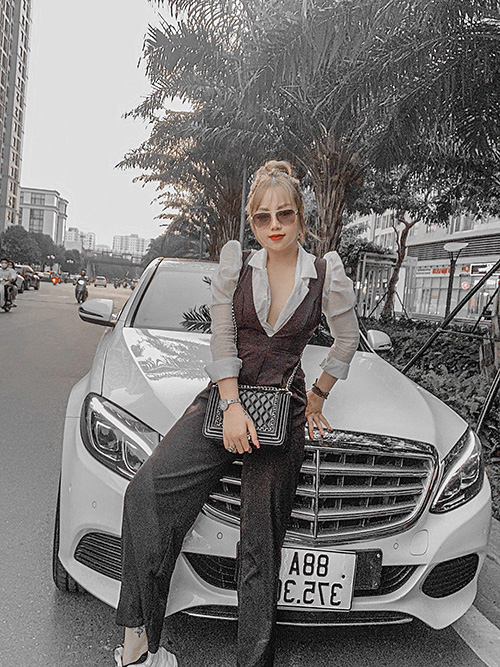 Cô nàng 10x cá tính nhưng không kém phần gợi cảm