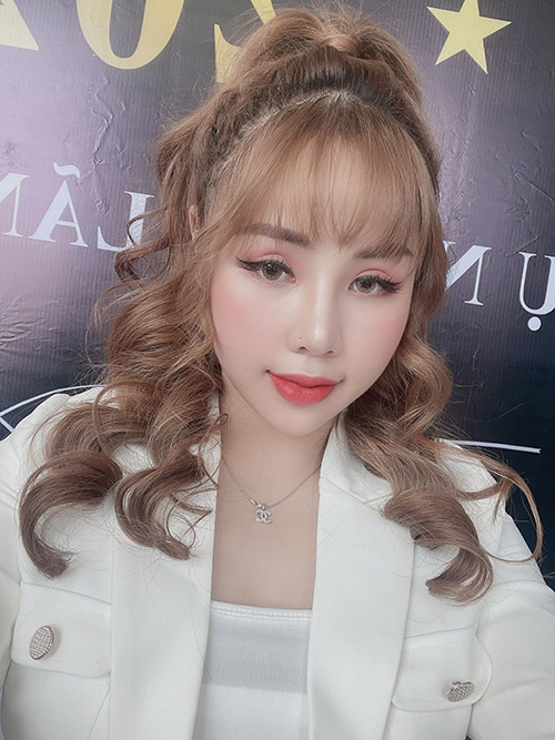 Những bộ vest luôn là trang phục cô yêu thích