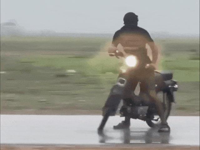 Thế giới xe - CHOÁNG: Bất chấp tính mạng, nam lái xe bịt mặt quay xe điên cuồng trên đường