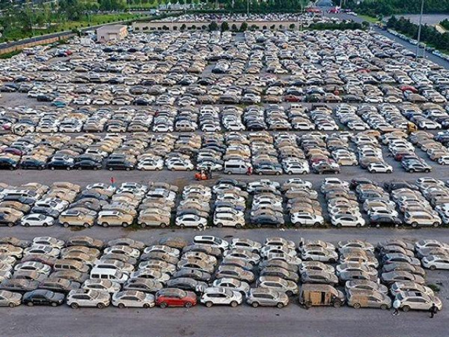 Thế giới - Thành phố Trung Quốc đau đầu xử lý hàng trăm nghìn "xác" ô tô sau trận lũ "nghìn năm có một"