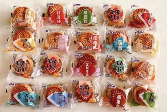 Bánh Trung thu mini được thiết kế đa dạng màu sắc và hương vị.