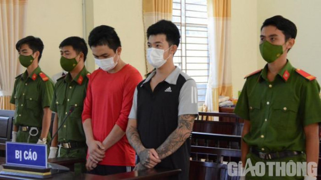 Nguyễn Hữu Tài (áo thun đen) và Phạm Nhật Quang tại phiên tòa sơ thẩm. Ảnh Lê An